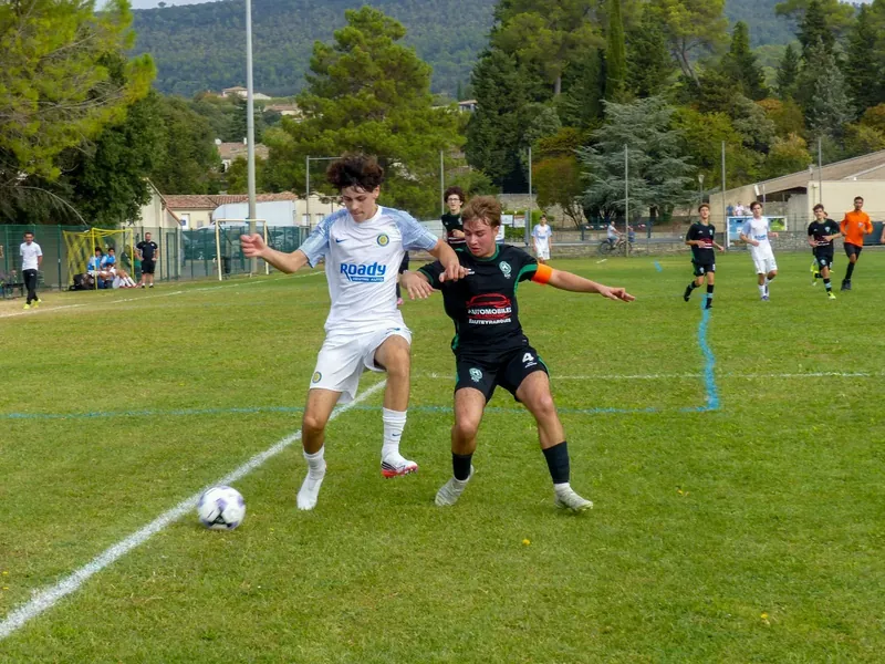 Un joueur du JCFA en duel lors du match des U17 en Coupe d’Occitanie à Claret, septembre 2026.