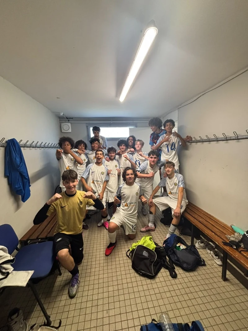 Les U16-2 Académie du JCFA après leur victoire 4–0 contre le RC Saint-Georges.