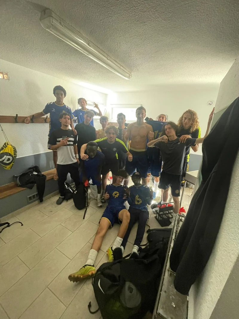 Les U18 Académie du JCFA après leur victoire 3–1 à Montpellier Saint-Martin.