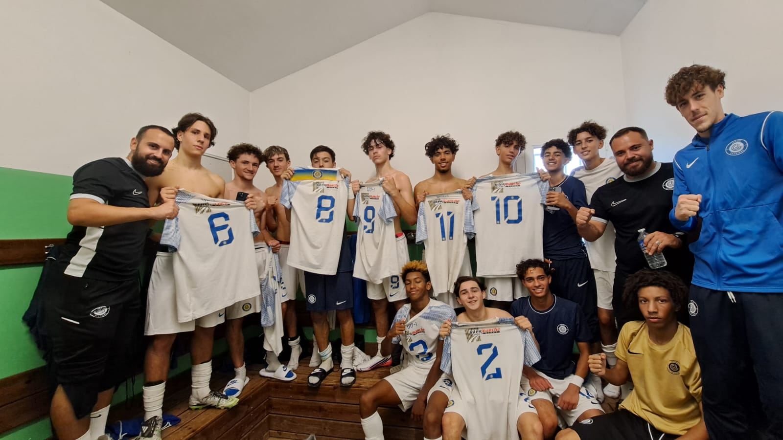 Les U14 D1 du JCFA et leur encadrement célèbrent leur victoire contre Atlas Paillade.