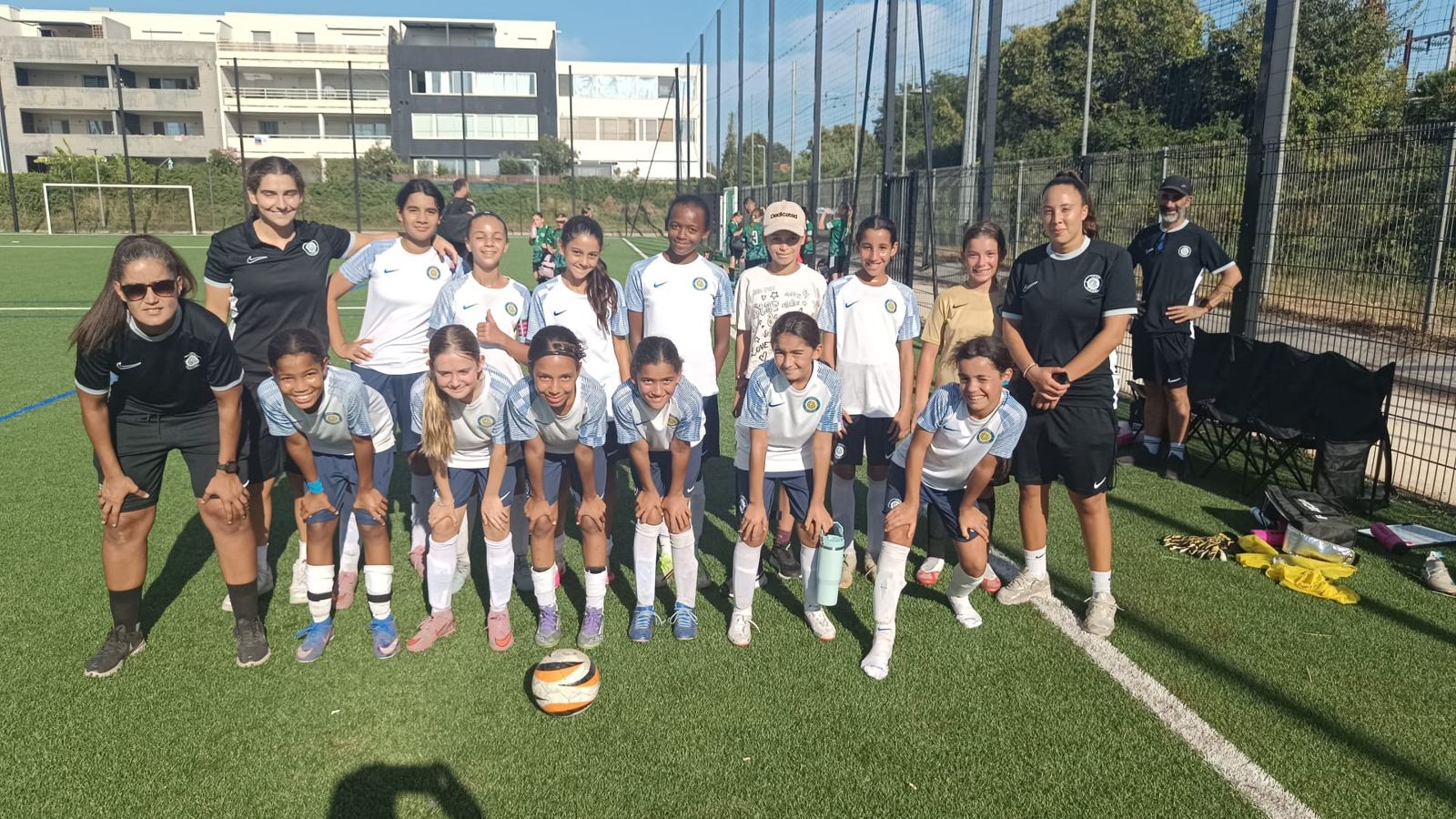 Les U11F du JCFA et leur encadrement réunis avant leur plateau de septembre 2026.