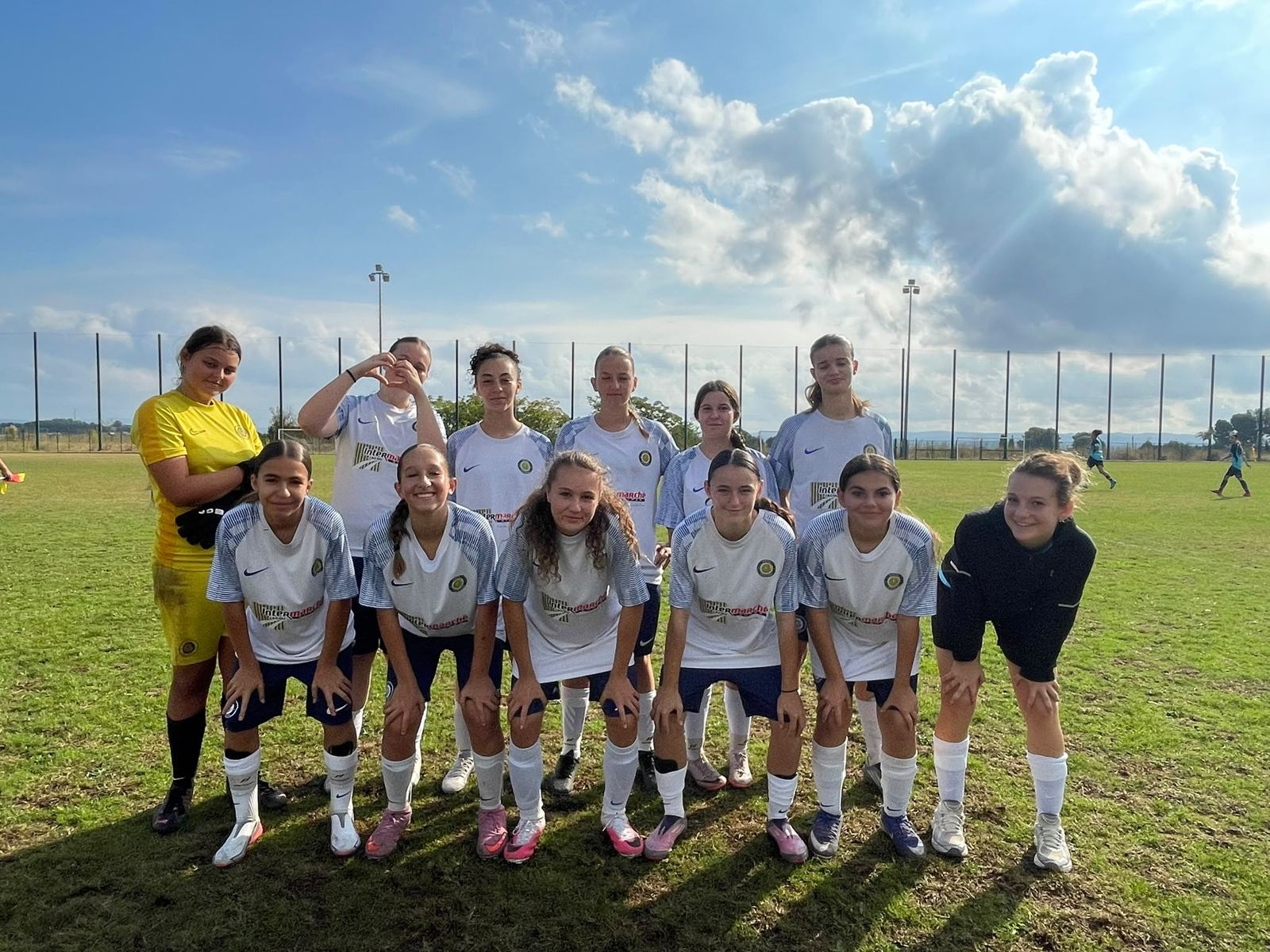 Les U18 féminines du JCFA réunies sur le terrain lors de leur déplacement à la Clermontaise.