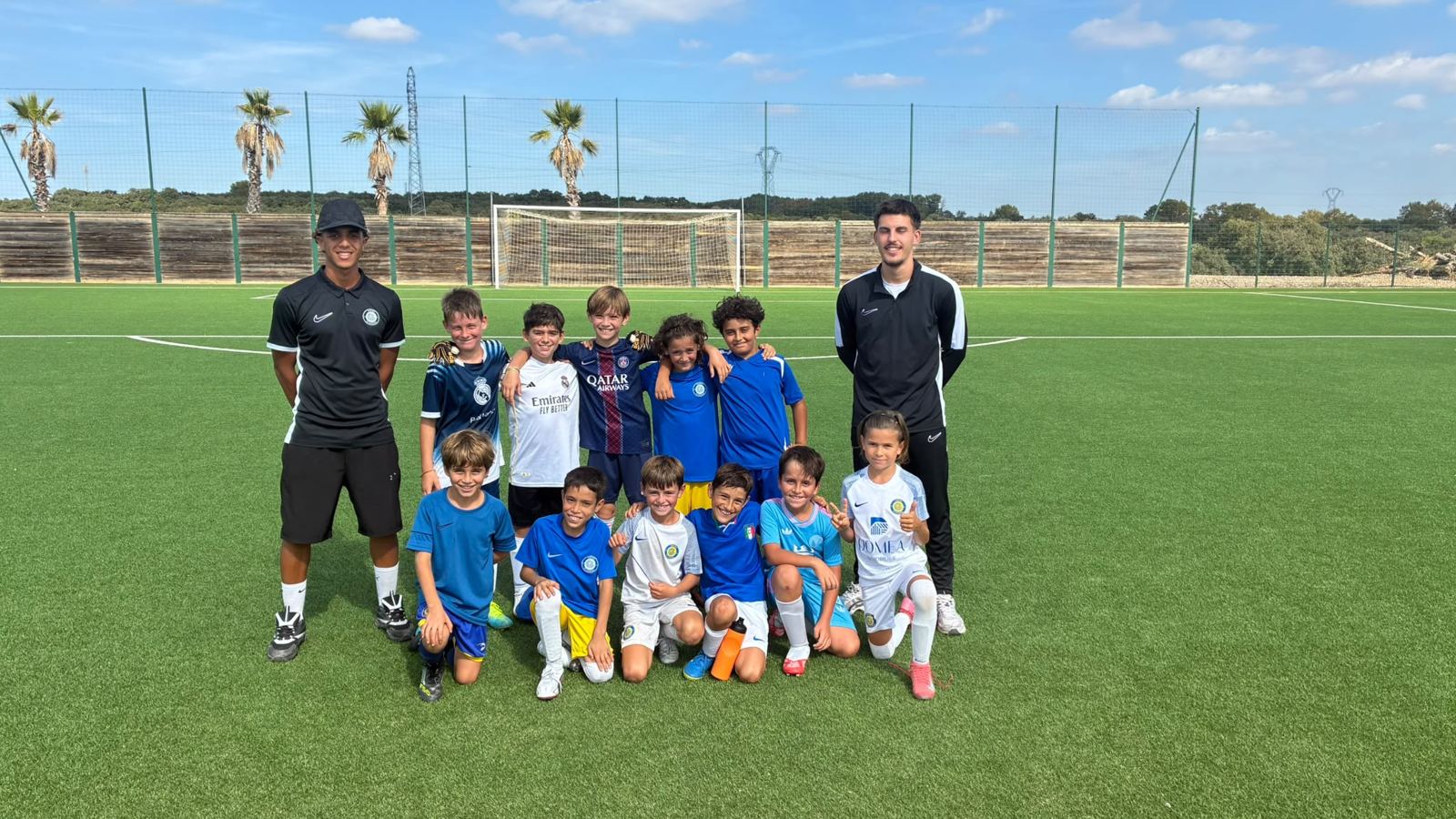 Les U10 d’Adam et leurs éducateurs réunis sur le terrain après leurs matchs de septembre 2026.