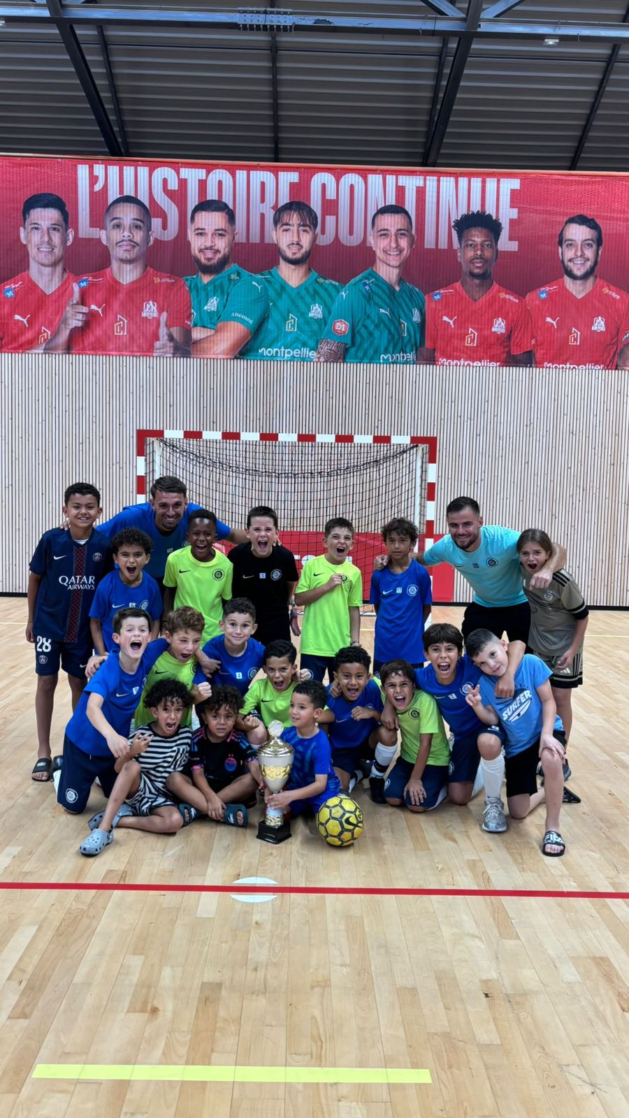 Les U10 Critérium du JCFA posent avec le trophée remporté au tournoi de futsal du MMF.
